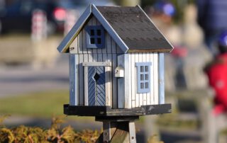 Ein Vogelhaus aus Holz.