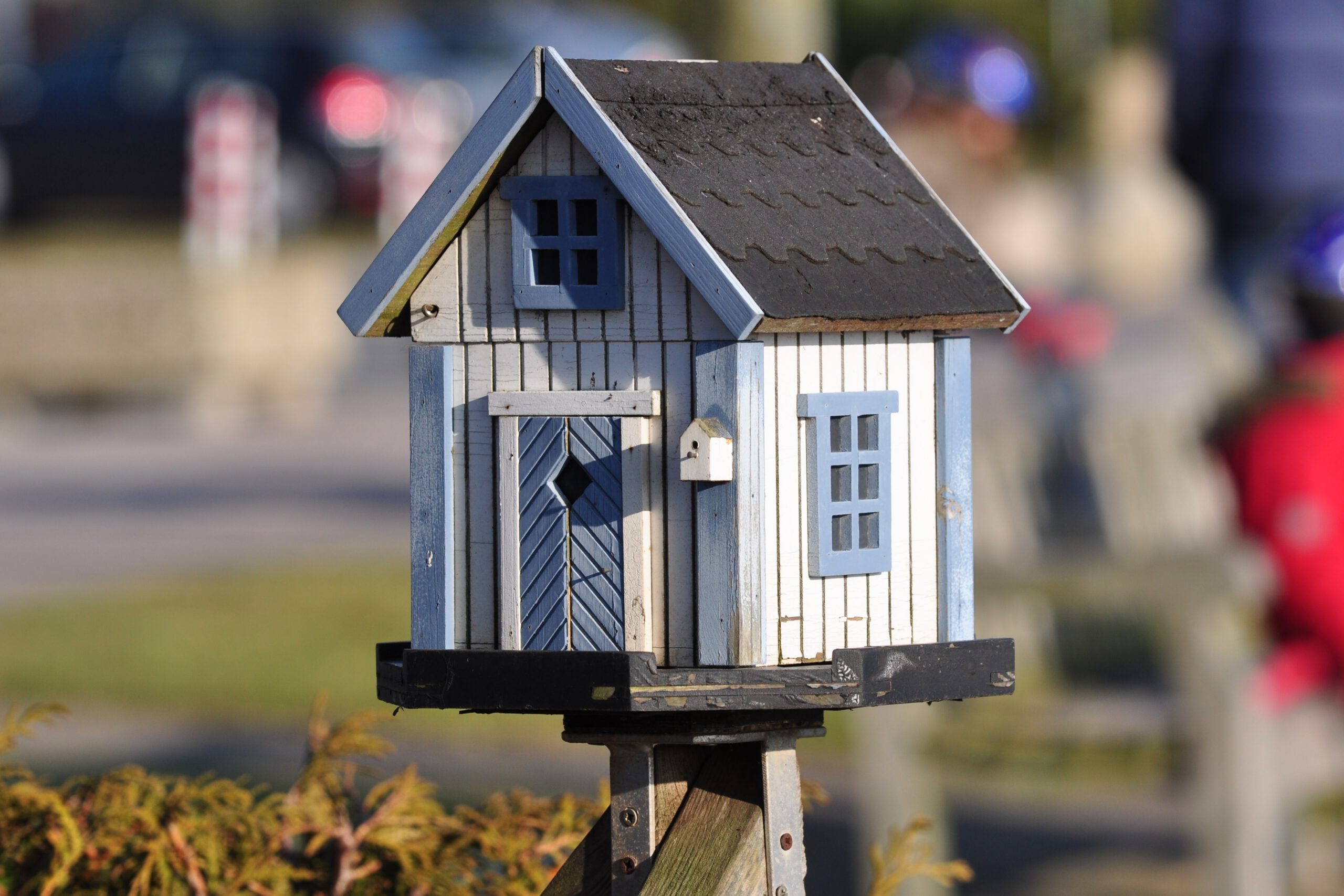Ein Vogelhaus aus Holz.