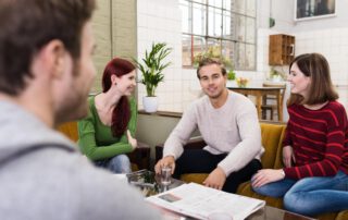 Gruppe am Tisch